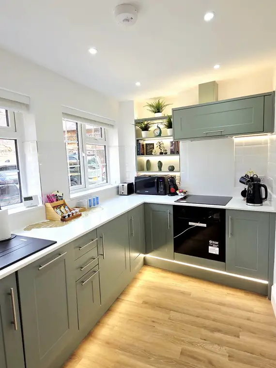 The L-shaped kitchen with hob, oven and extractor