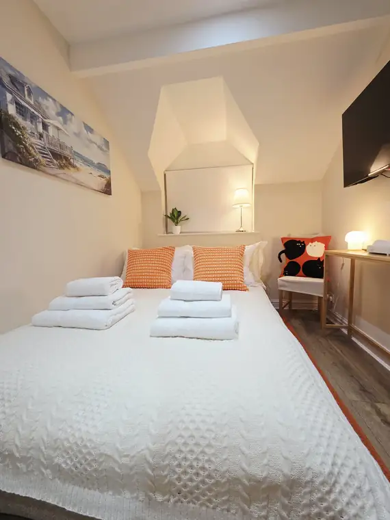 The second bedroom in the evening with the lamps lit