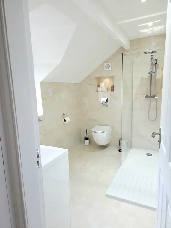 The bathroom seen from the doorway